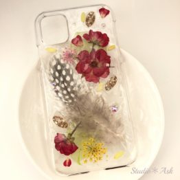 s-8_01 他店には無い「ふわふわの羽」を封じ込めたスマホケース!Studio*Askオリジナル商品です。紅いミニバラとレースフラワーが羽に花を添えています。