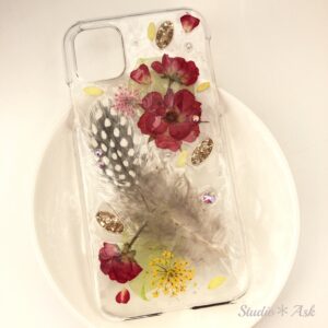 他店には無い「ふわふわの羽」を封じ込めたスマホケース！Studio＊Askオリジナル商品です。紅いミニバラとレースフラワーが羽に花を添えています。