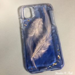 他店には無い、「ふわふわの羽」を封じ込めたスマホケース!2枚の羽が空に舞うスマホケースです