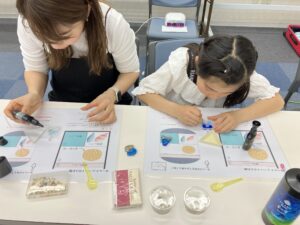 真剣な表情で作製中